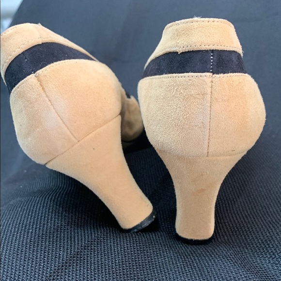 Details Chic Tan and Black Heels with Elegant Design - Picture 10 of 11